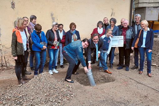 Ursula Gruninger  vom Arbeitskreis  Älter werden in Schuttertal und Bürgermeister Carsten Gabbert legten den Grundstein für den Anbau bei der früheren Pfarrscheune. Foto: Schwab