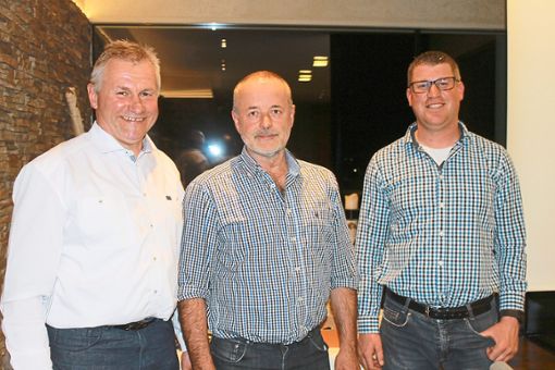 BLHV-Vorstand Heinrich Neumaier (von links)  bedankte sich bei Martin Mannßhardt und Thomas Köninger für die Informationen rund ums Düngen und die FFH-Flächen.  Foto: Störr Foto: Schwarzwälder Bote