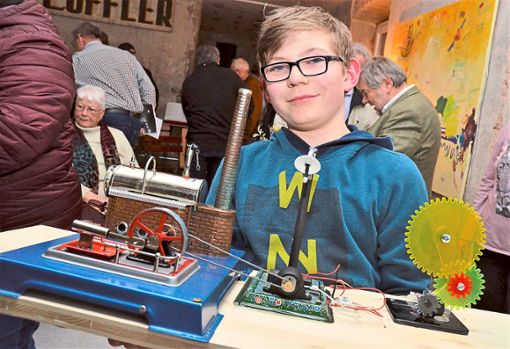 Jakob, der zwölfjährige Enkel von Werner Weber,  zeigte das funktionierende  Modell einer Dampfmaschine. Foto: Axel Dach Foto: Lahrer Zeitung