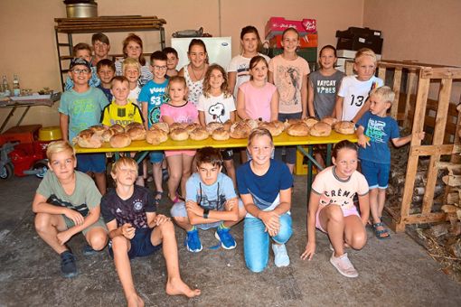 Die Sommerspaß-Teilnehmer präsentieren ihr selbst gebackenes Brot. Foto: Wölfle Foto: Schwarzwälder Bote