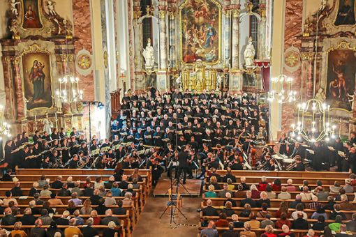 Beeindruckendes Ensemble: Dutzende Akteure und bestens gefüllte Kirchenbänke Foto: dec Foto: Lahrer Zeitung
