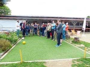 Talent am Ball: Der Altenheimer Ortschaftsrat traf sich mit dem Plobsheimer Gemeinderat zum Fußballgolf im Soccerpark Ortenau in Dundenheim.  Foto: Fink