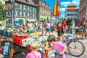Der Ettenheimer Flohmarkt hat sowohl für Kinder als auch für Erwachsene ein großes Angebot an Waren.  Archivfoto: dec Foto: Lahrer Zeitung