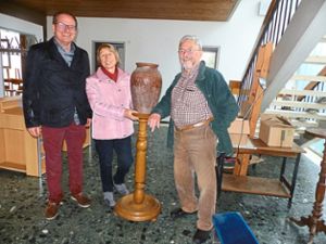Pfarrer Gerald Koch (von links) gratulierte Lore und Heinz Schulz zum Kauf ihrer Vase. Foto: Fink Foto: Lahrer Zeitung
