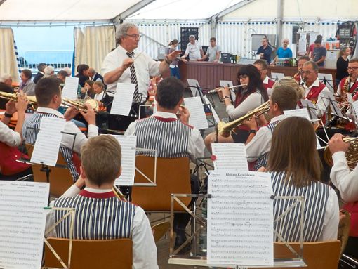 Die Musikkapelle Welschensteinach unter der Leitung von Adam Kalbfuß präsentierte ihr neues Sommer-Programm. Fotos: DJK Foto: Schwarzwälder Bote