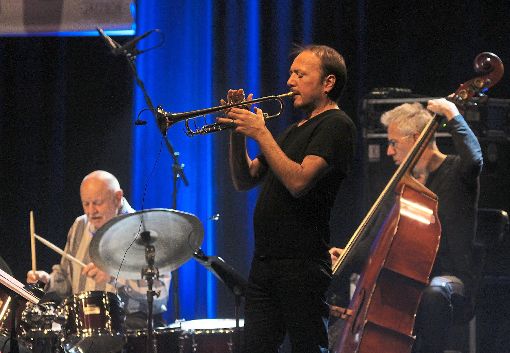 Schlagzeuger Daniel Humair (von links), der Altmeister des französischen Jazz, spielte mit dem jungen Trompeter Fabrice Martinez und Bruno Chevillon (Kontrabass).  Foto: Haberer