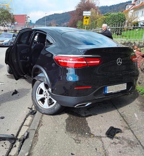 Dieser Wagen wurde durch die Wucht der Zusammenstoßes mit einem entgegenkommenden Fahrzeug  auf den Gehweg geschleudert.  Foto: Volker Müller