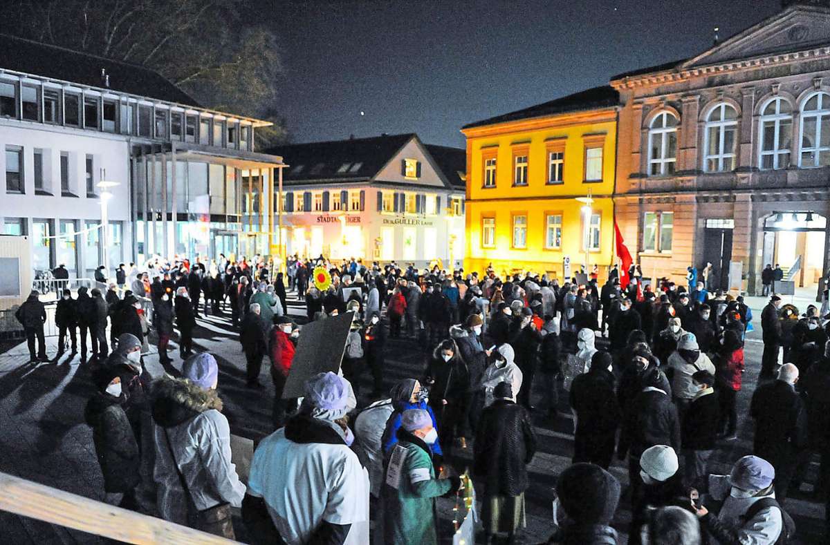 Allein auf dem Rathausplatz versammelten sich nach Schätzung der Polizei rund 400 Gegendemonstranten.