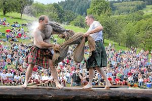 Bei den Highland-Games sind   Männer in Schottenröcken bei sportlichen Wettkämpfen zu bewundern  – in diesem Jahr fällt das Spektakel aber wegen Corona aus.  Foto: Archiv - Bohner