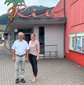 Curt Prinzbach und seine Tochter Clarissa Geißler freuen sich auf den baldigen Neustart für die Kinobranche. Foto: Kleinberger Foto: Schwarzwälder Bote