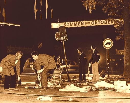 Am Abend des 26. September 1980   explodiert am Haupteingang der Wiesn in München eine Bombe. 211 Festgäste werden dabei verletzt, 13 sterben. Unser Bild zeigt, wie ein Sarg vom verwüsteten Tatort  weggetragen wird.Foto: Leonhardt Foto: Lahrer Zeitung
