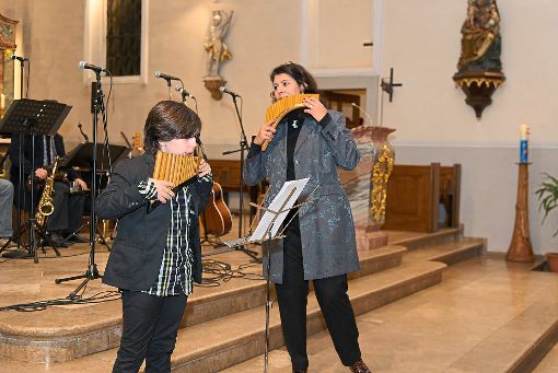 Jungsolist Elija Jäger und Begleiterin Daniela Kindilide, die auch als  Dirigentin im Einsatz war, zauberten mit ihren Panflöten idyllisch-nachdenkliche Töne in die Kirche. Foto: Masson