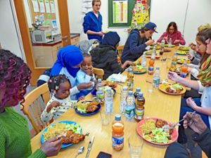 Gelungener Anfang für gemeinsames Kochen und Essen von Asylhelfern und Asylanten.   Foto: Haas