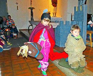 Beim Martinszug durch die Kirche St. Marien in Oberwolfach spielten die Kinder  das Teilen des Mantels nach.  Foto: Haas