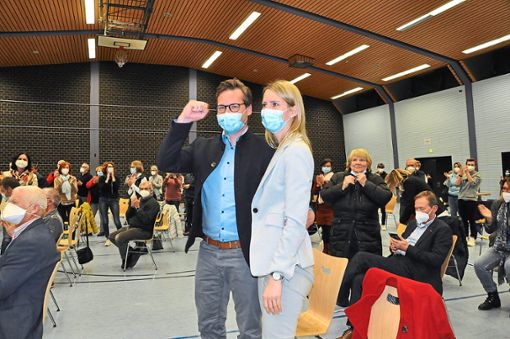 Freude pur: Tobias Uhrich mit seiner Frau Andrea Braun in den Sekunden, in denen das Ergebnis in der Herbert-Adam-Halle in Altenheim verkündet wurde. Foto: Goltz