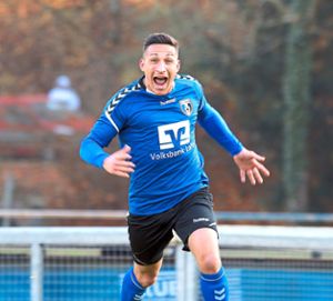 Lahrs Torjäger  Ümit Sen freut sich über sein 2:0 im Derby.   Foto: Heck