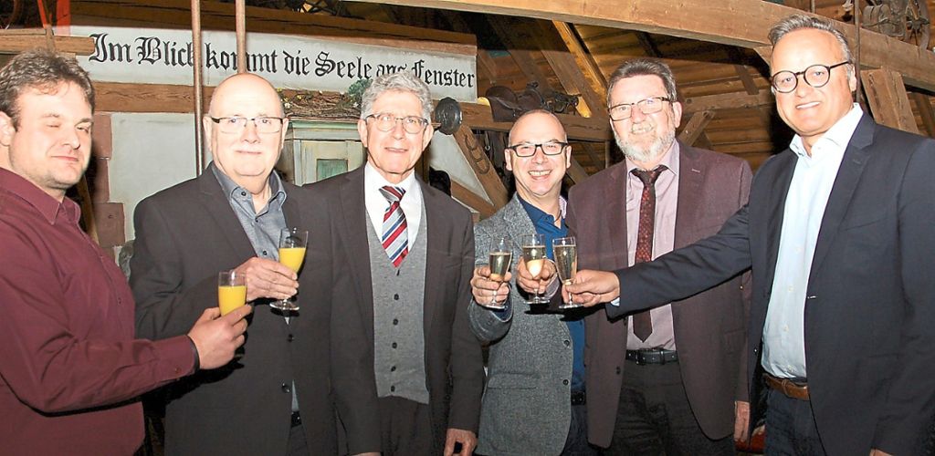 Stoßen beim SPD-Neujahrsempfang an (von links): Sascha Dühmke, Walter Caroli, OB Wolfgang G. Müller, Mark Rinderspacher, Roland Hirsch und Karl-Rainer Kopf.  Foto: privat