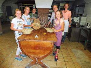 Gemeinsam haben die Kinder in der Bäckerei Schnebel in Ichenheim Brotkörbchen für den Frühstückstisch gebastelt. Foto: Fink Foto: Lahrer Zeitung
