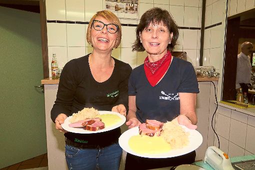 Nadine Binder (links) und Irmgard Eble hatten in der Küche  alle Hände voll zu tun.  Foto: Bohnert-Seidel Foto: Lahrer Zeitung