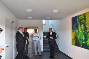 Matthias Kappis (von links), Thomas Dane, Karl-Rainer Kopf und Bürgermeister Jürgen Louis stoßen auf die Eröffnung an.  Foto: Göpfert