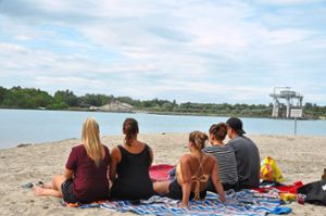 Auch junge Leute wissen, was sie am Meißenheimer Baggersee finden: Entspannung und Abkühlung. Foto: Sadowski
