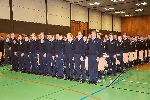 Im September haben sie ihre Ausbildung begonnen, nun wurden sie bei einer Feier in der Polizeihochschule vereidigt:  247 Polizeimeisteranwärter.  Foto: Stangenberg