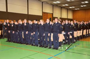 Im September haben sie ihre Ausbildung begonnen, nun wurden sie bei einer Feier in der Polizeihochschule vereidigt:  247 Polizeimeisteranwärter.  Foto: Stangenberg
