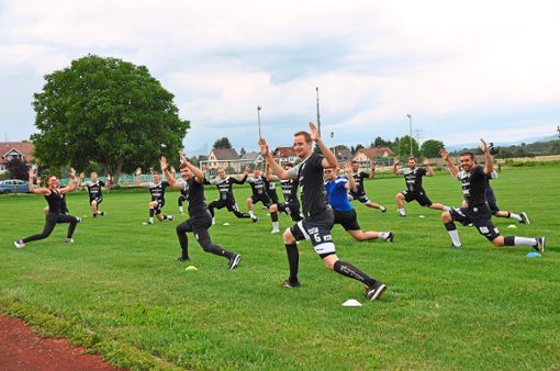 Der TuS Ottenheim trainierte am Montag auf dem Rasen. Die Hütchen helfen den Spielern, auf Abstand zu bleiben.Foto: Lübke Foto: Lahrer Zeitung