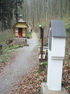 Vom Roten Wetterkrreuz führt  ein Kreuzweg hinauf in die Einsamkeit des Urwalds zum Heiligen Brunnen.Foto: Krafczyk Foto: Schwarzwälder Bote