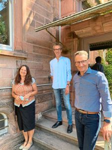 Oberbürgermeister Markus Ibert (rechts) besucht die Drogenhilfe und informiert sich bei Leiter Hermann Gilsbach und Martina Goedtler über die Einrichtung.  Foto: Stadt
