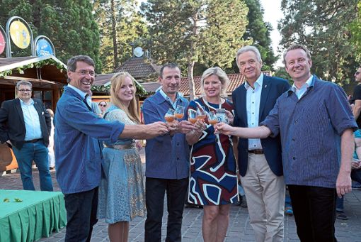 Zum Wohl: Auch in diesem Jahr sind Bürgermeister und Weinprinzessin zu Gast bei Familie Mack im Europa-Park.  Foto: EP Foto: Lahrer Zeitung