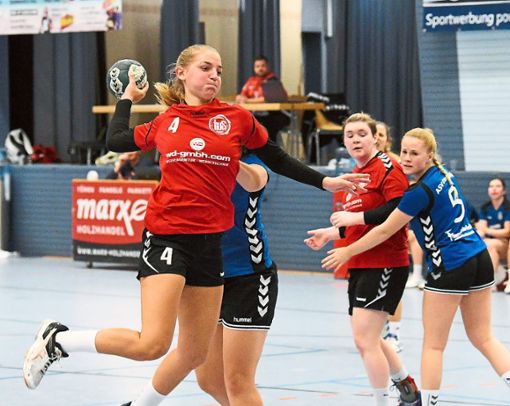 Altenheims Jana Hörnig (am Ball) will im letzten Spiel des Jahres gegen Friesenheim gewinnen.  Foto: Künstle Foto: Lahrer Zeitung