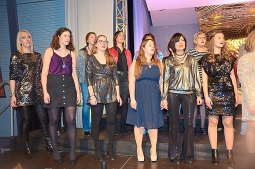 Passend dem Motto 70iger-Jahre-Party hatten sich die Sängerinnen des Musikvereins Altenheim glamourös gekleidet.  Foto: Bühler Foto: Lahrer Zeitung