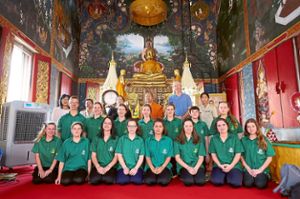 Die Hausacher Schüler nach einer Meditation in einem buddhistischen Tempel Foto: Glöckler Foto: Schwarzwälder Bote