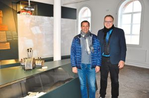 Ziehen eine positive Bilanz nach einem Jahr Stadtmuseum: Bürgermeister Guido Schöneboom (rechts) und Jürgen Frank, Vorsitzender des Fördervereins. In diesem Raum sollen bald auch die vergangenen 20 Jahre dargestellt werden. Foto: Maier
