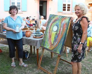 Die Hobbykünstlerinnen Martina Lachenicht (links) und Martina Hiller zeigten beim Sommerabend der Ringsheimer KFD Ringsheim ihre Werke. Foto: Mutz Foto: Lahrer Zeitung