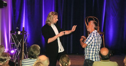 Magier Alex Ray (links) hat bei seinem Auftritt im KKW in Ettenheim auch das Publikum mit einbezogen.  Foto: Decoux-Kone Foto: Lahrer Zeitung