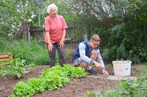 Die 83-jährige Ida Fäßler freut sich darüber, dass Dennis Hillig ihr bei den Arbeiten im Garten zur Hand geht.  Foto: Bühler