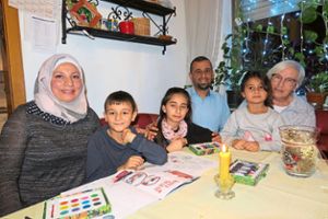 Marah Ozdamir, ihr Mann  Samer Altarif sowie ihre Kinder Zaid, Bana und Sham feiern zusammen mit Martina Hamm Weihnachten. Jeder betet auf seine Art, sagt die 36-Jährige. Foto: Bohnert-Seidel Foto: Lahrer Zeitung