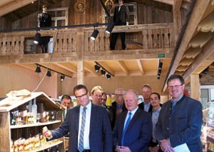 Landwirtschaftsminister Peter Hauk begutachtete beim Besuch  im Dorfladen in Schweighausen zusammen mit dem Bundestagsabgeordneten Peter Weiß (rechts) die regionalen Produkte. Foto: Kiryakova