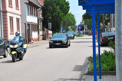 Mit Polizei-Autos und -motorrädern wurden die Innenminister durch Nonnenweier eskortiert. Die Anwohner am Straßenrand staunten über den ungewöhnlichen Konvoi. Foto: Köhler