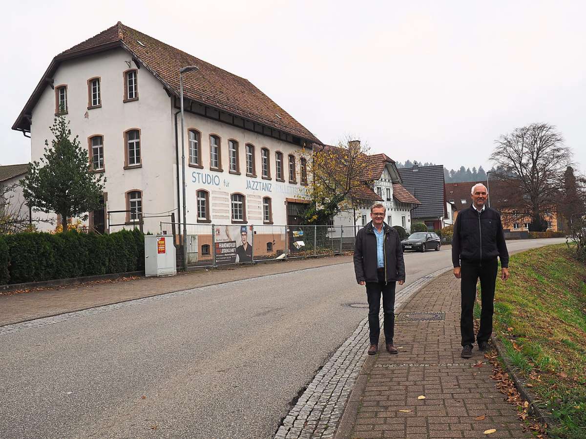 Volker Halbe (links) und Jürgen Nowak freuen sich über den Kauf eines wahren Glückfalls. die alte Zigarrenfabrik an der Hausacher Hauptstraße sei ein idealer Standort für betreutes Wohnen. Foto: Reinhard