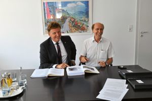 Bürgermeister Wolfgang Hermann (links) und Stadtarchivar Michael Hensle präsentieren  die beiden Findbücher.  Foto: Kornfeld Foto: Schwarzwälder Bote