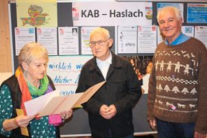 Seit 40 Jahren ist Berthold Brucher (Mitte) Mitglied in der Haslacher KAB. Dorit Kern und Hotthard Vetter zeichneten ihn bei der Hauptversammlung aus.  Foto: privat Foto: Schwarzwälder Bote