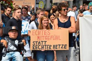 Echtes Mitgefühl statt rechter Hetze, forderten Demonstranten am Samstag in Offenburg.  Foto: Braun