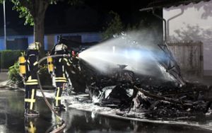 Wohnwagen wird in Mahlberg Opfer der Flammen und brennt völlig aus.  Foto: Künstle