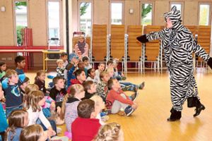 Das kleine Zebra war in Friesenheim zu Gast. Das interaktive Schauspiel ist eine Initiative der Volksbank Lahr sowie der Verkehrswacht Lahr für das gemeinsame Projekt Sicherer Schulweg.  Foto: Bohnert-Seidel