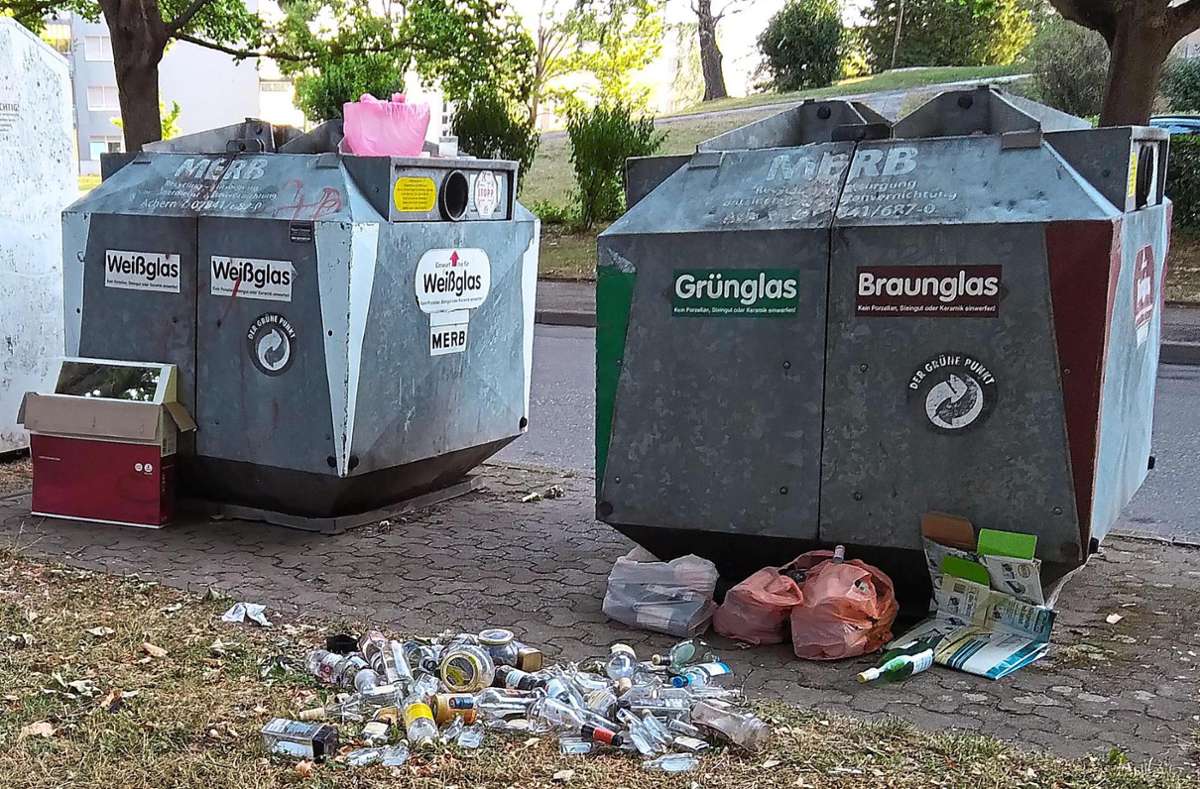 llegal abgelegter Müll, wie hier neben Altglascontainern in der Römerstraße in Lahr, bleibt bald vier Tage lang liegen. Foto: Stadt