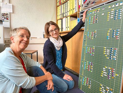 Rektorin Karin Fritschmann (links) und Konrektorin Heike Huber tüfteln gerne gemeinsam Einsatzpläne aus. Foto: cbs