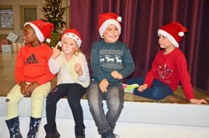 Nach Turn-, Tanz- und Gesangseinlagen hatten sich die Kinder des TV-Dinglingen eine Belohnung vom Nikolaus verdient.  Foto: Bühler Foto: Lahrer Zeitung